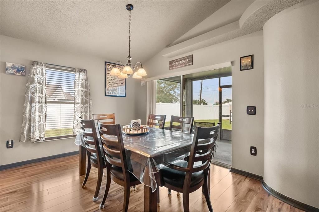 待售: $295,000 (3 贝兹, 2 浴室, 1374 平方英尺)