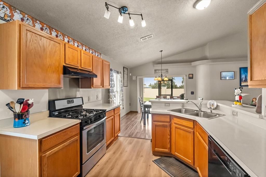 待售: $295,000 (3 贝兹, 2 浴室, 1374 平方英尺)