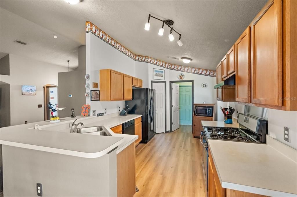 待售: $295,000 (3 贝兹, 2 浴室, 1374 平方英尺)