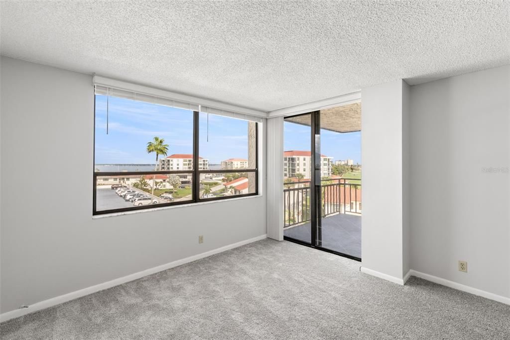 For Sale: $265,000 (1 beds, 1 baths, 790 Square Feet)