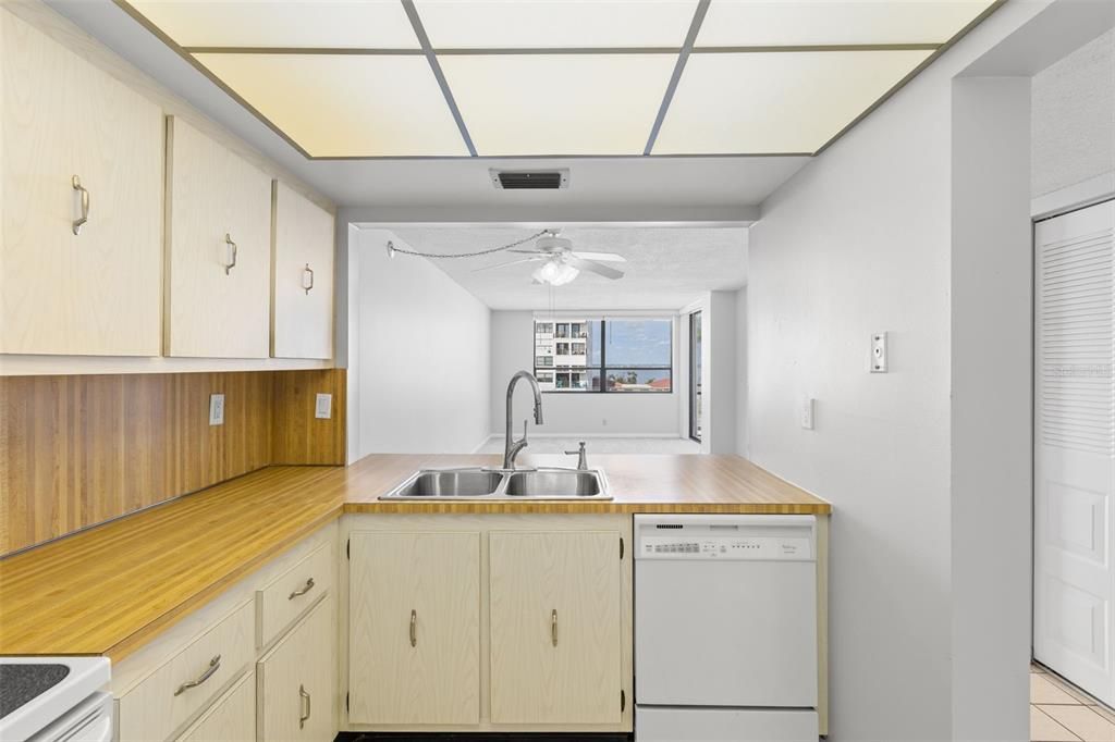 For Sale: $265,000 (1 beds, 1 baths, 790 Square Feet)