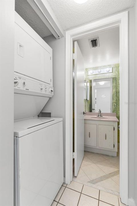 For Sale: $265,000 (1 beds, 1 baths, 790 Square Feet)