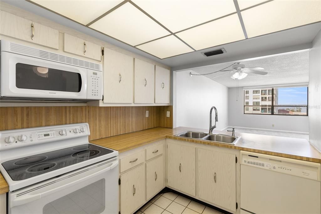 For Sale: $265,000 (1 beds, 1 baths, 790 Square Feet)