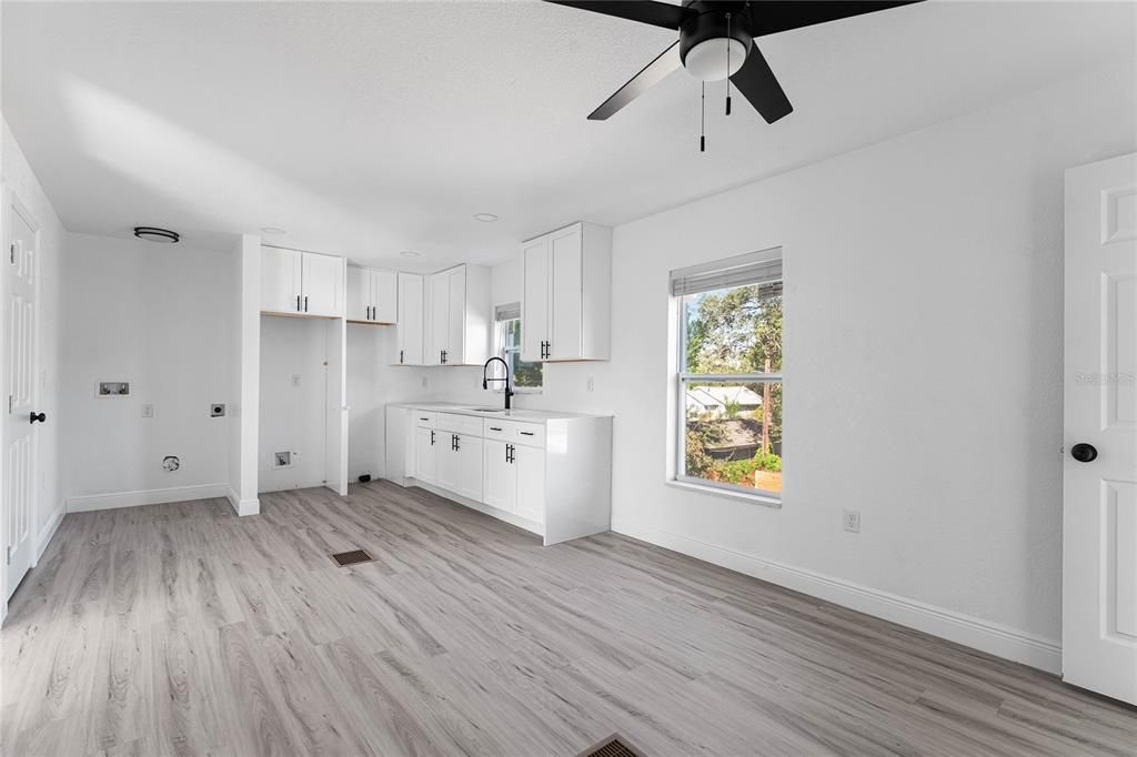 На продажу: $579,000 (4 спален, 3 ванн, 2015 Квадратных фут)