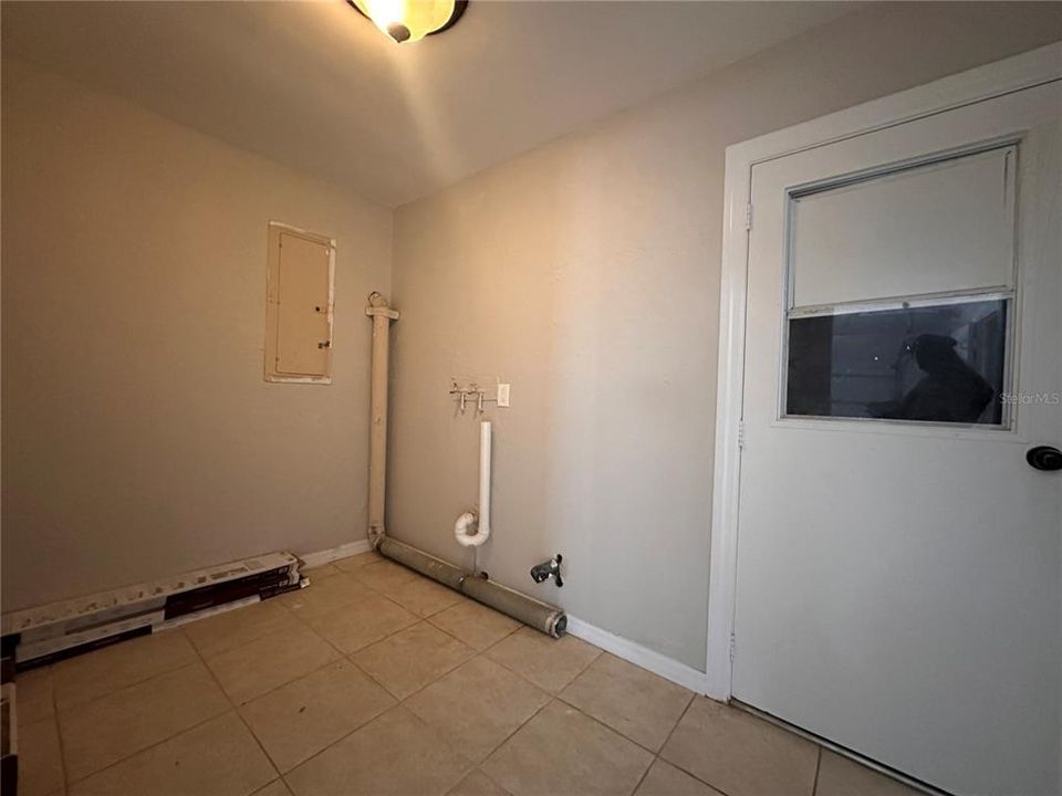 For Rent: $2,000 (3 beds, 1 baths, 1247 Square Feet)