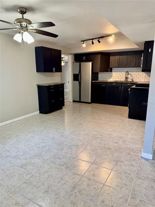 На продажу: $249,900 (3 спален, 2 ванн, 1215 Квадратных фут)