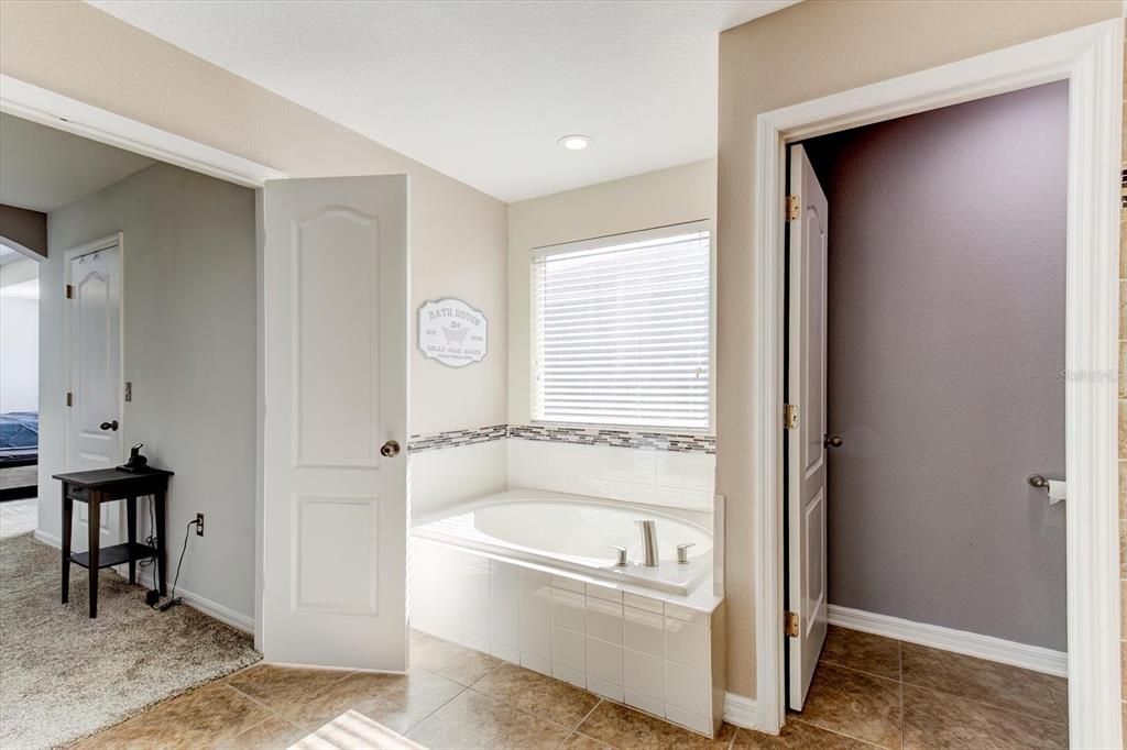 На продажу: $454,950 (4 спален, 2 ванн, 2940 Квадратных фут)