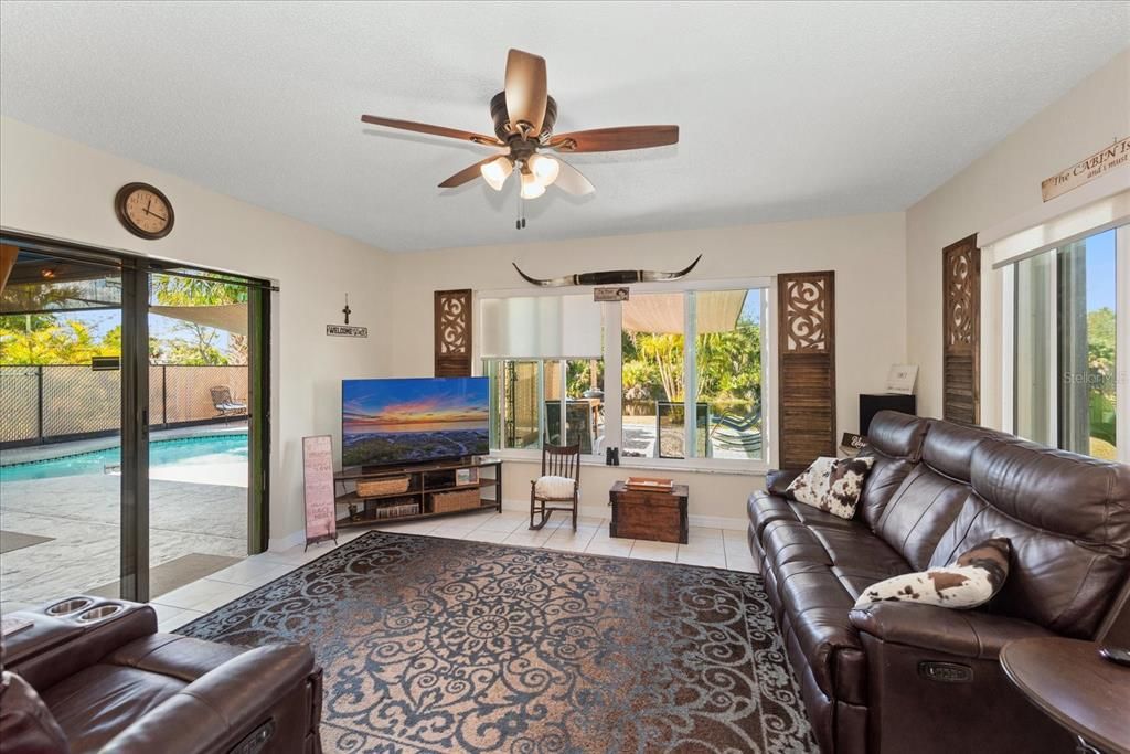 En Venta: $385,000 (3 camas, 2 baños, 1452 Pies cuadrados)