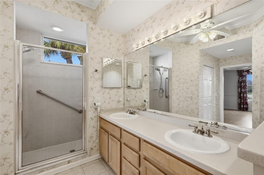 На продажу: $299,900 (2 спален, 2 ванн, 1552 Квадратных фут)