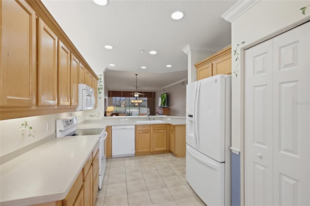 На продажу: $299,900 (2 спален, 2 ванн, 1552 Квадратных фут)