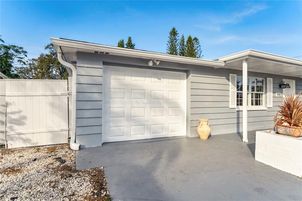 For Sale: $310,000 (3 beds, 2 baths, 1176 Square Feet)