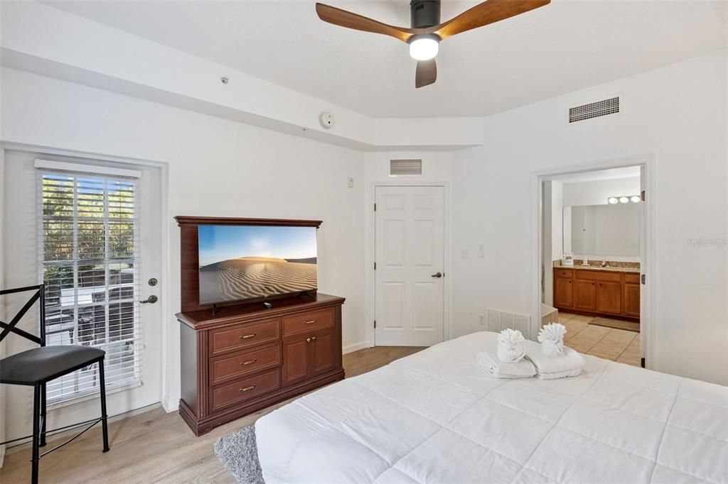 For Sale: $239,000 (2 beds, 2 baths, 1178 Square Feet)