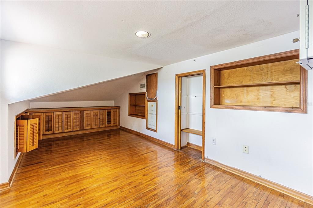 For Rent: $5,495 (5 beds, 3 baths, 4142 Square Feet)