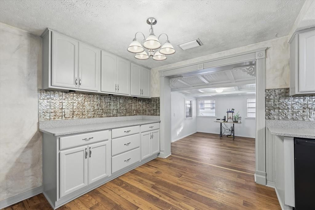 待售: $380,000 (3 贝兹, 1 浴室, 1779 平方英尺)