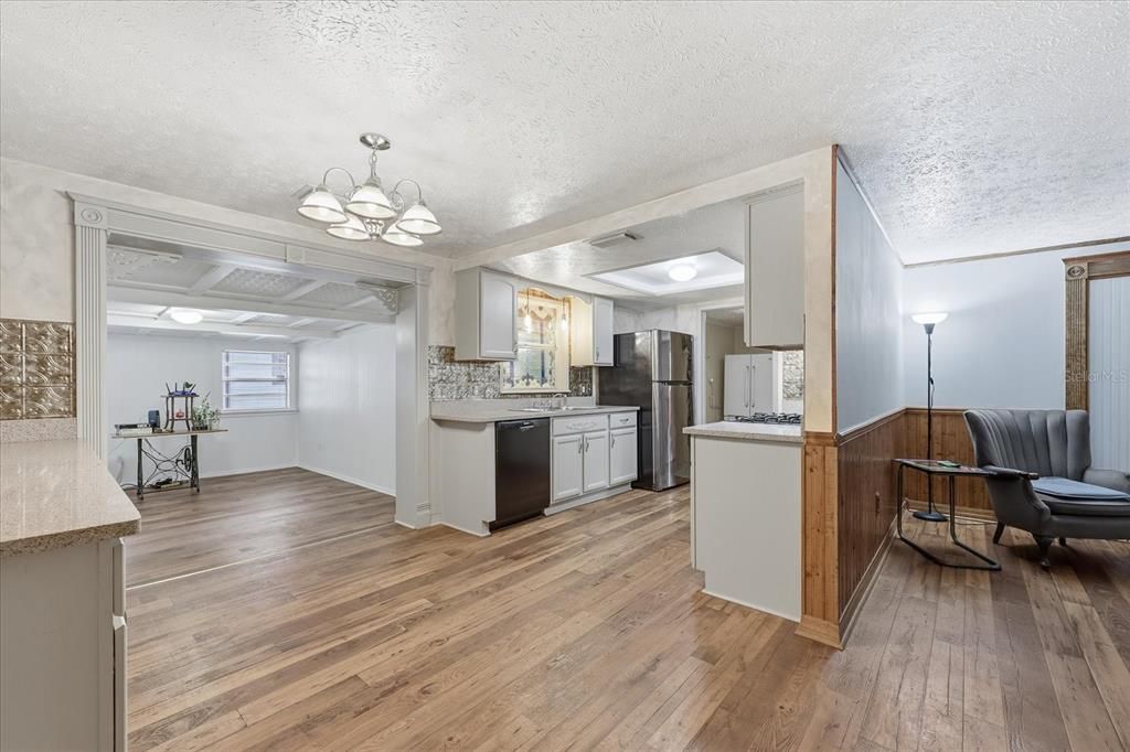 待售: $380,000 (3 贝兹, 1 浴室, 1779 平方英尺)