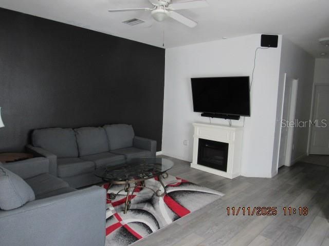 En Venta: $215,000 (3 camas, 3 baños, 1572 Pies cuadrados)