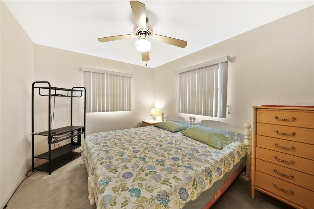 合同活跃: $275,000 (3 贝兹, 2 浴室, 1759 平方英尺)