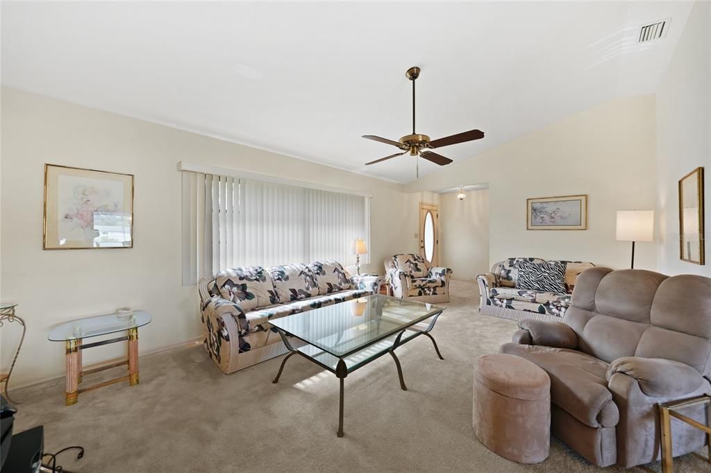 合同活跃: $275,000 (3 贝兹, 2 浴室, 1759 平方英尺)