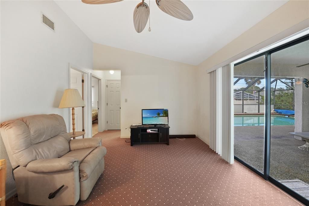 合同活跃: $275,000 (3 贝兹, 2 浴室, 1759 平方英尺)