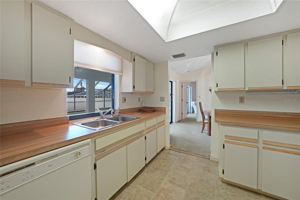 合同活跃: $275,000 (3 贝兹, 2 浴室, 1759 平方英尺)