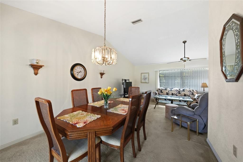 合同活跃: $275,000 (3 贝兹, 2 浴室, 1759 平方英尺)