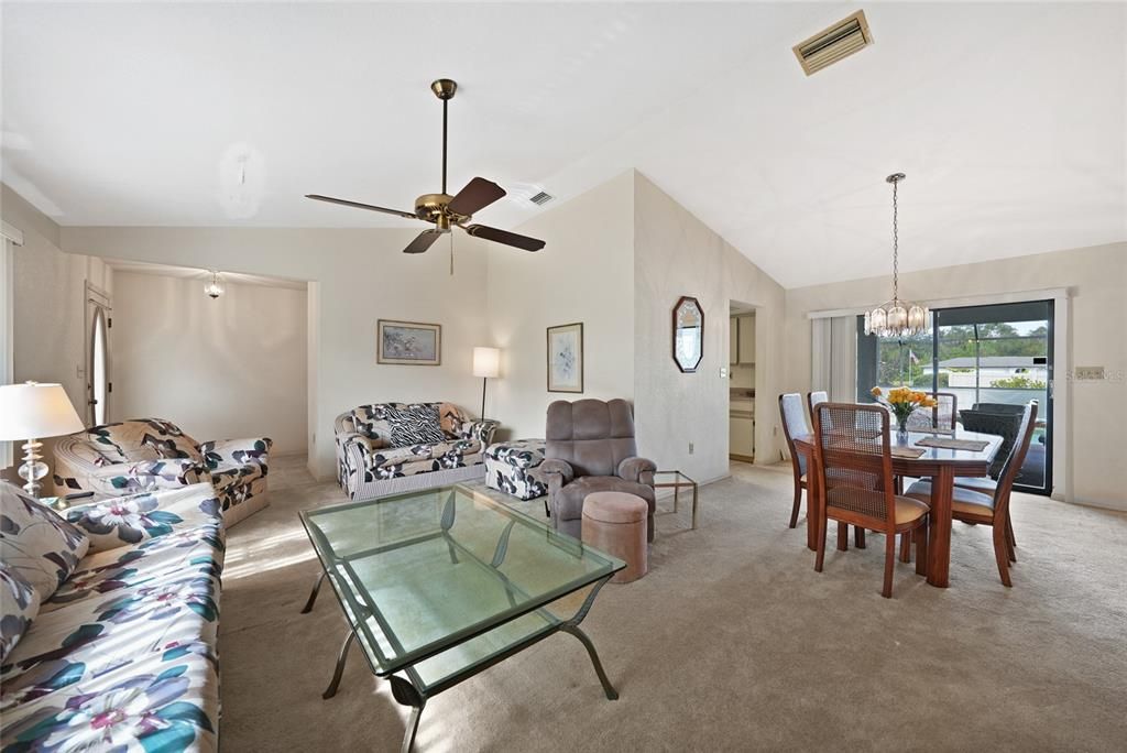 合同活跃: $275,000 (3 贝兹, 2 浴室, 1759 平方英尺)