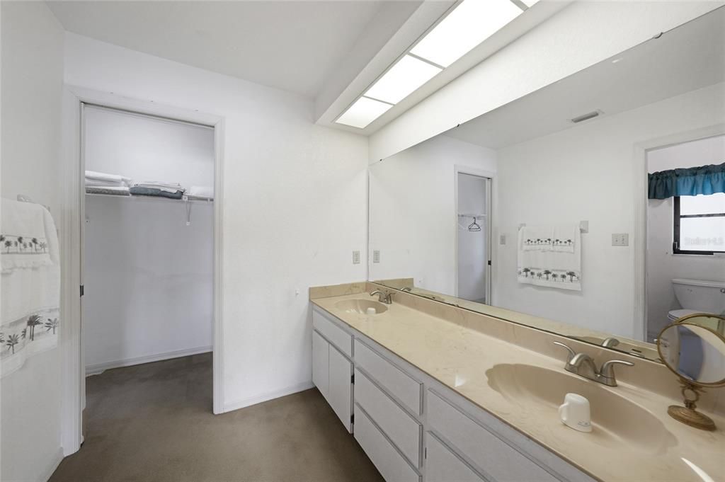 合同活跃: $275,000 (3 贝兹, 2 浴室, 1759 平方英尺)