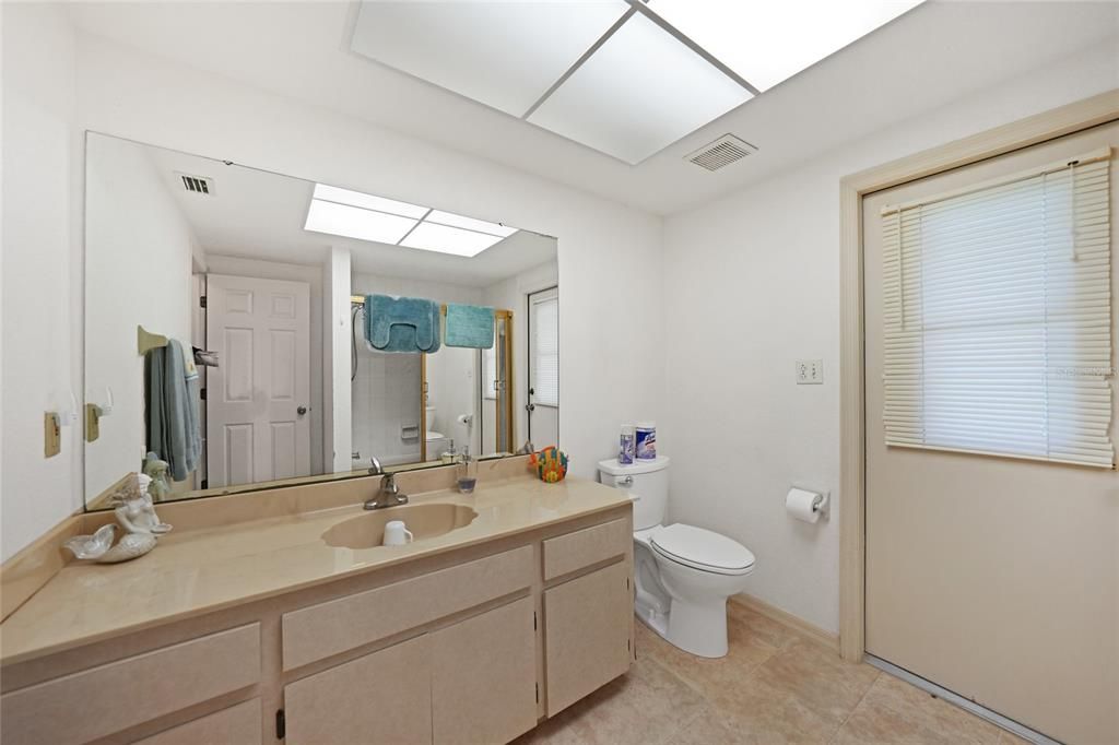 合同活跃: $275,000 (3 贝兹, 2 浴室, 1759 平方英尺)