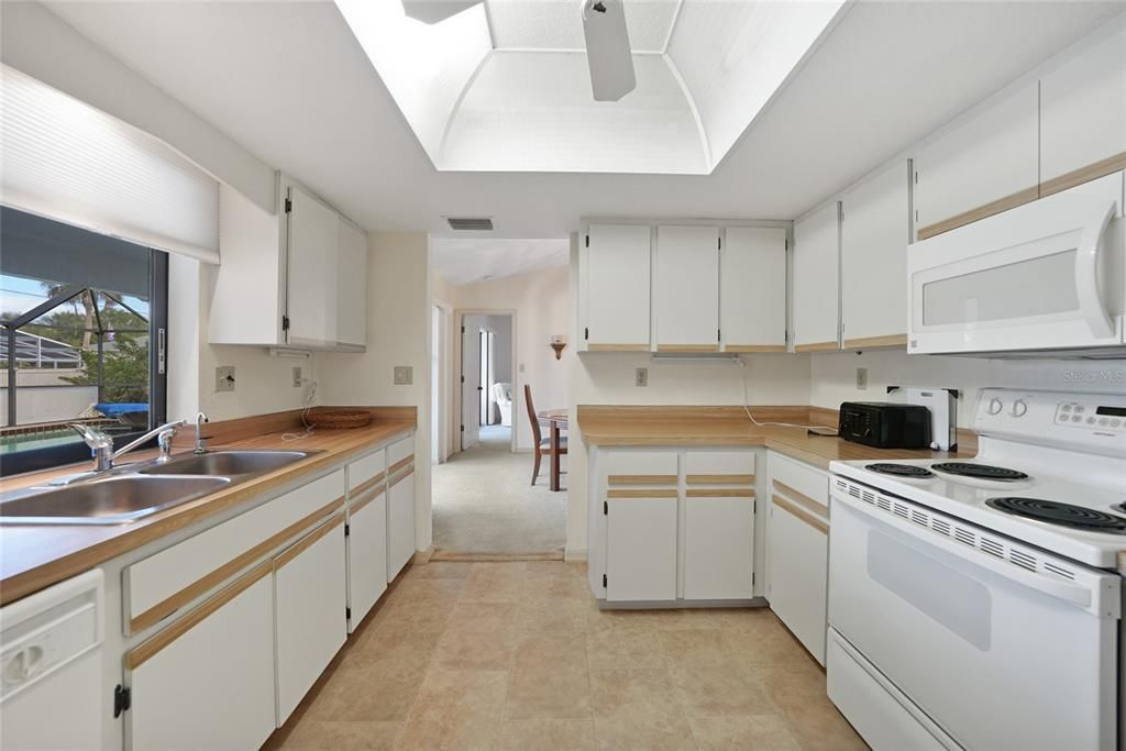 合同活跃: $275,000 (3 贝兹, 2 浴室, 1759 平方英尺)