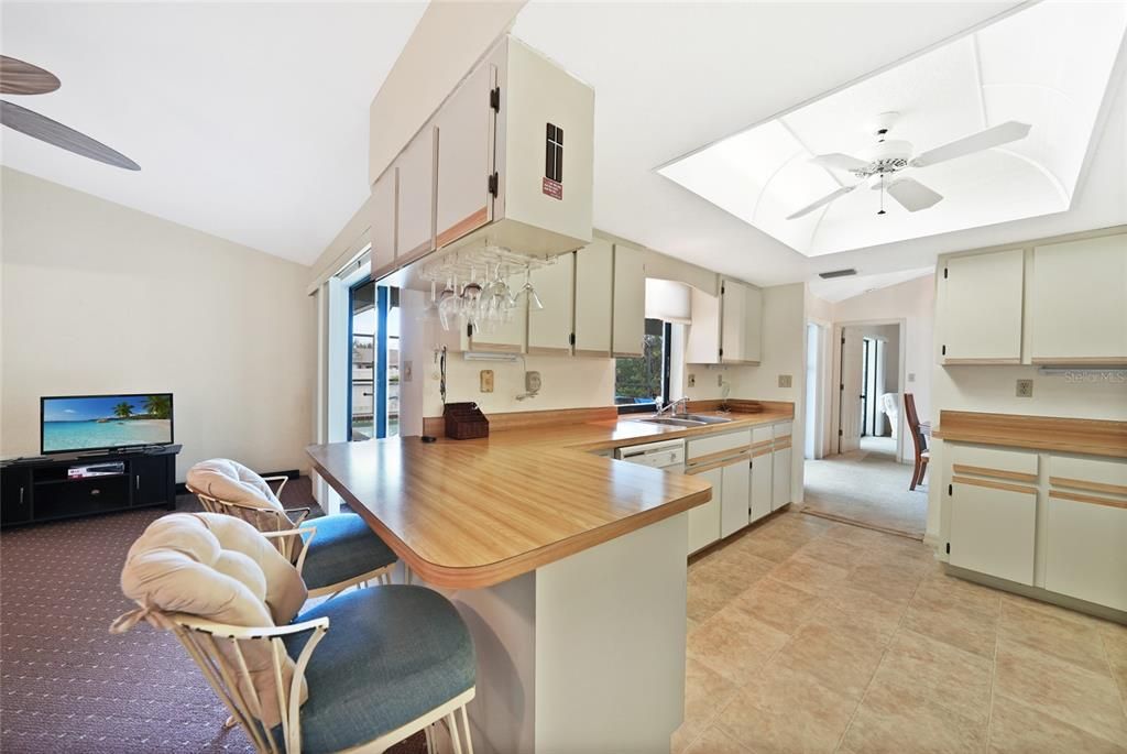 合同活跃: $275,000 (3 贝兹, 2 浴室, 1759 平方英尺)