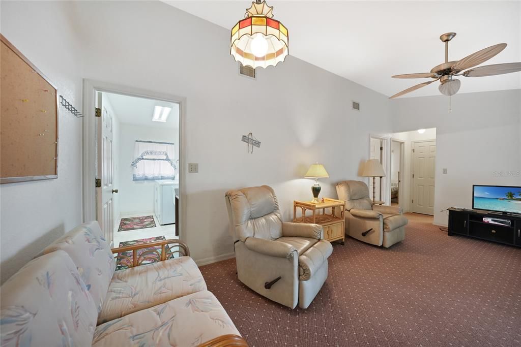 合同活跃: $275,000 (3 贝兹, 2 浴室, 1759 平方英尺)