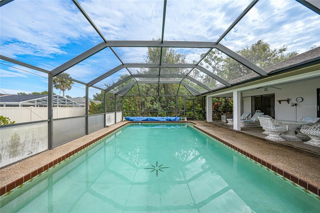 合同活跃: $275,000 (3 贝兹, 2 浴室, 1759 平方英尺)