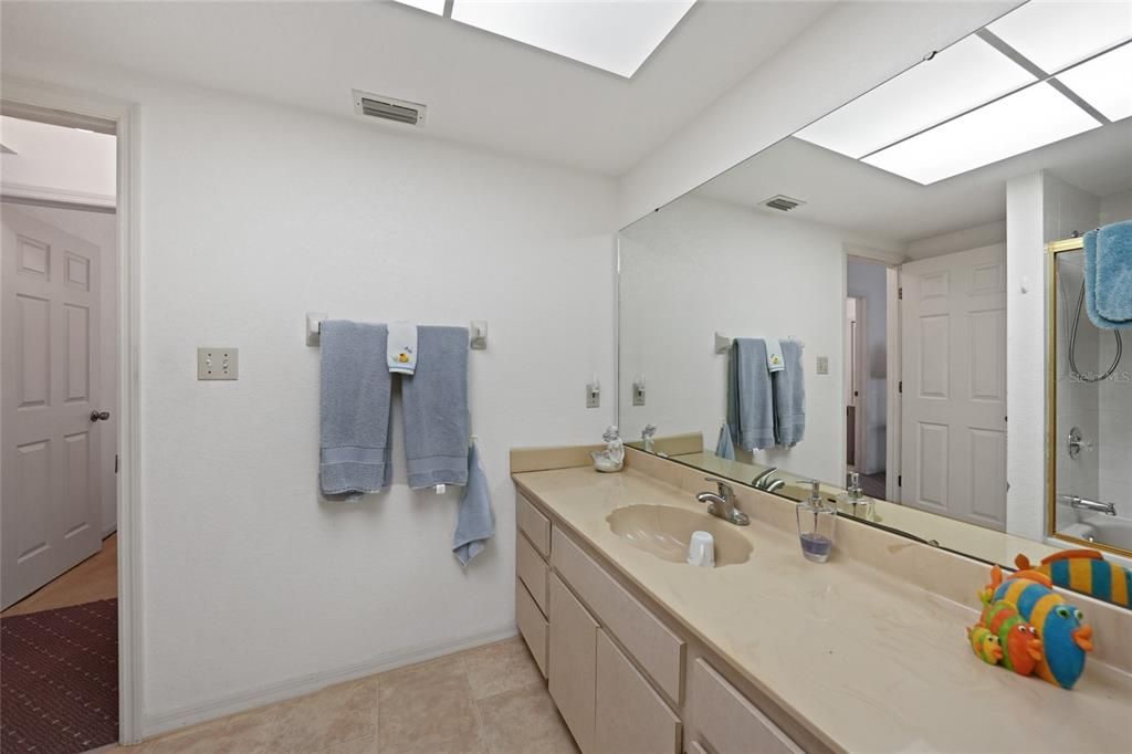 合同活跃: $275,000 (3 贝兹, 2 浴室, 1759 平方英尺)