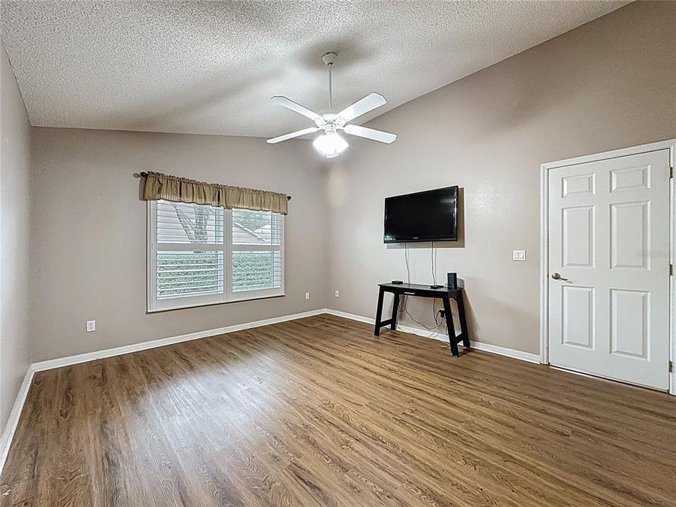 待售: $299,999 (2 贝兹, 2 浴室, 1410 平方英尺)