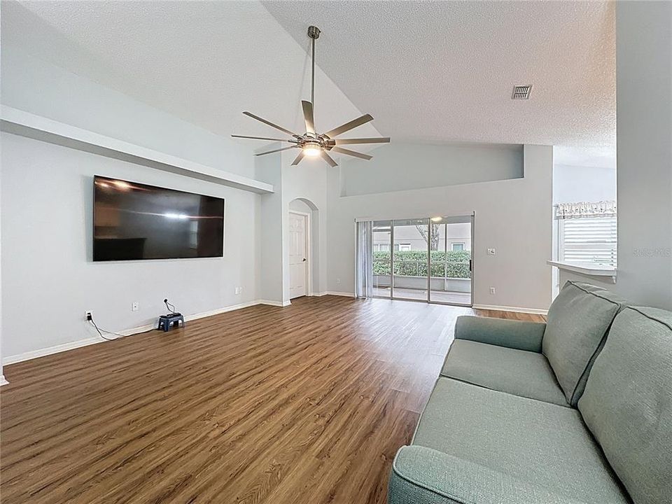 待售: $299,999 (2 贝兹, 2 浴室, 1410 平方英尺)