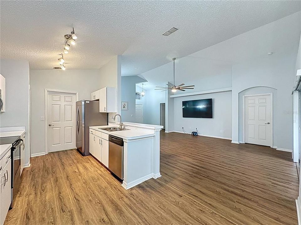 待售: $299,999 (2 贝兹, 2 浴室, 1410 平方英尺)