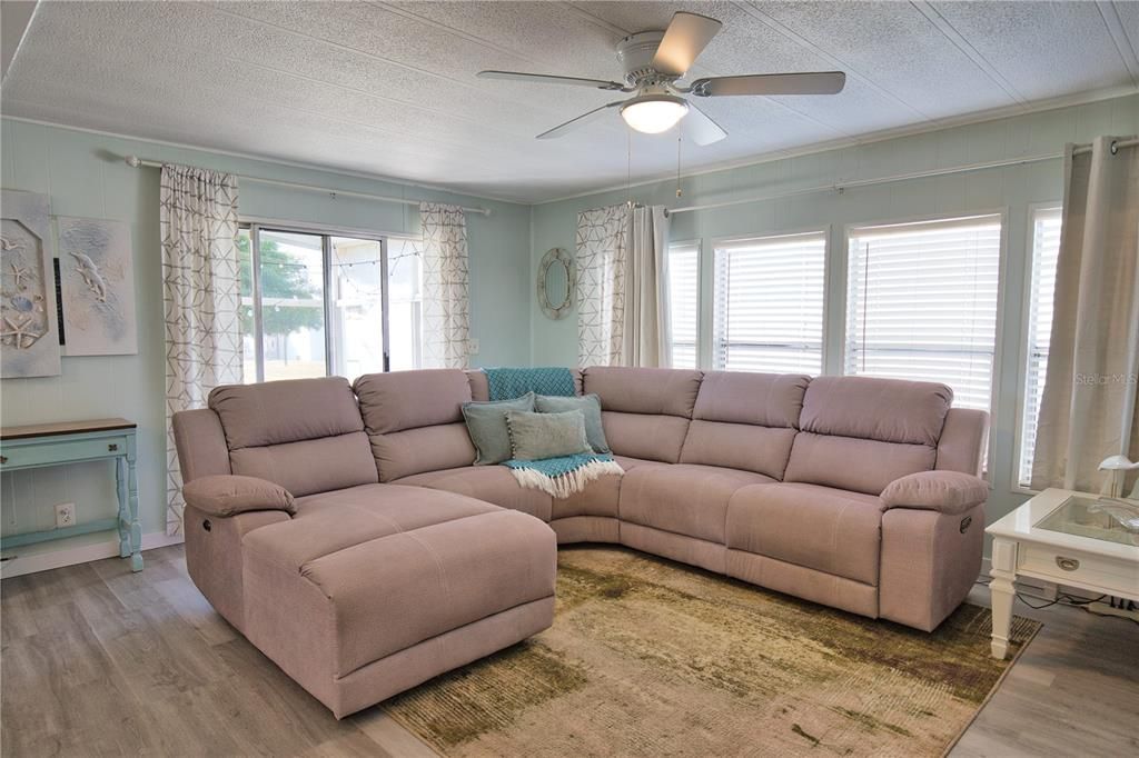 待售: $180,000 (2 贝兹, 2 浴室, 960 平方英尺)