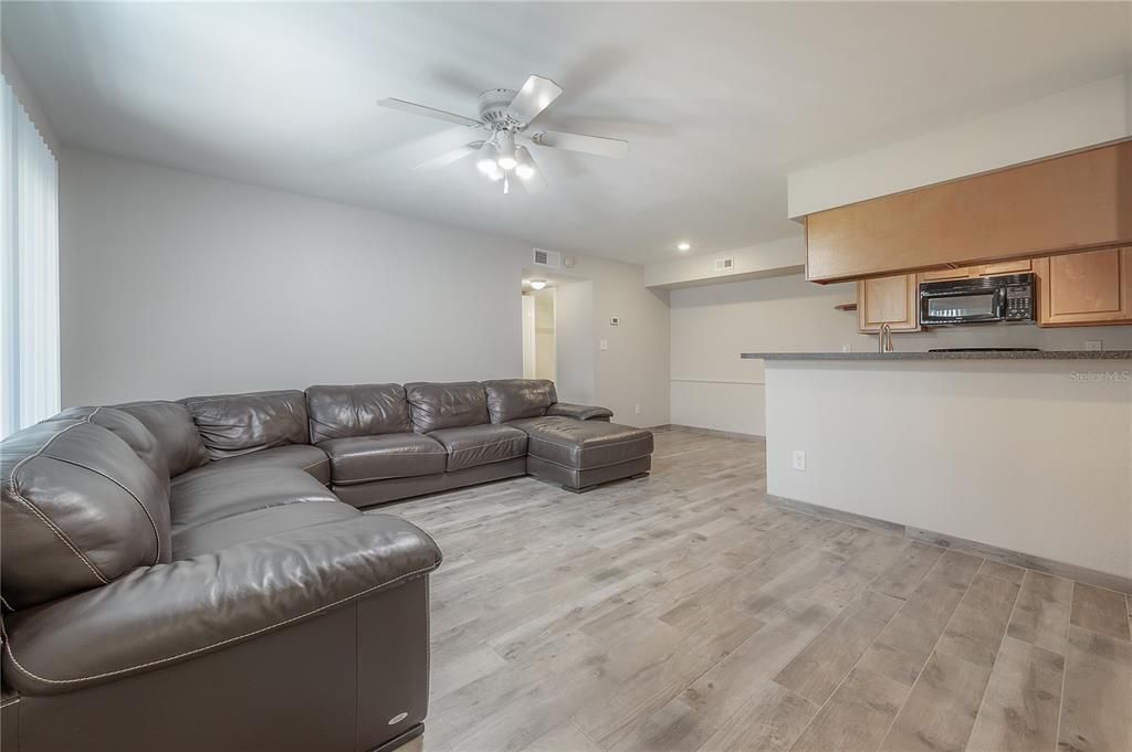 В аренду: $1,900 (2 спален, 2 ванн, 940 Квадратных фут)