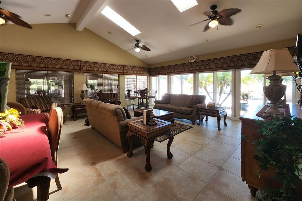 В аренду: $1,900 (2 спален, 2 ванн, 940 Квадратных фут)