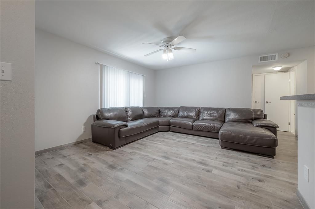 В аренду: $1,900 (2 спален, 2 ванн, 940 Квадратных фут)