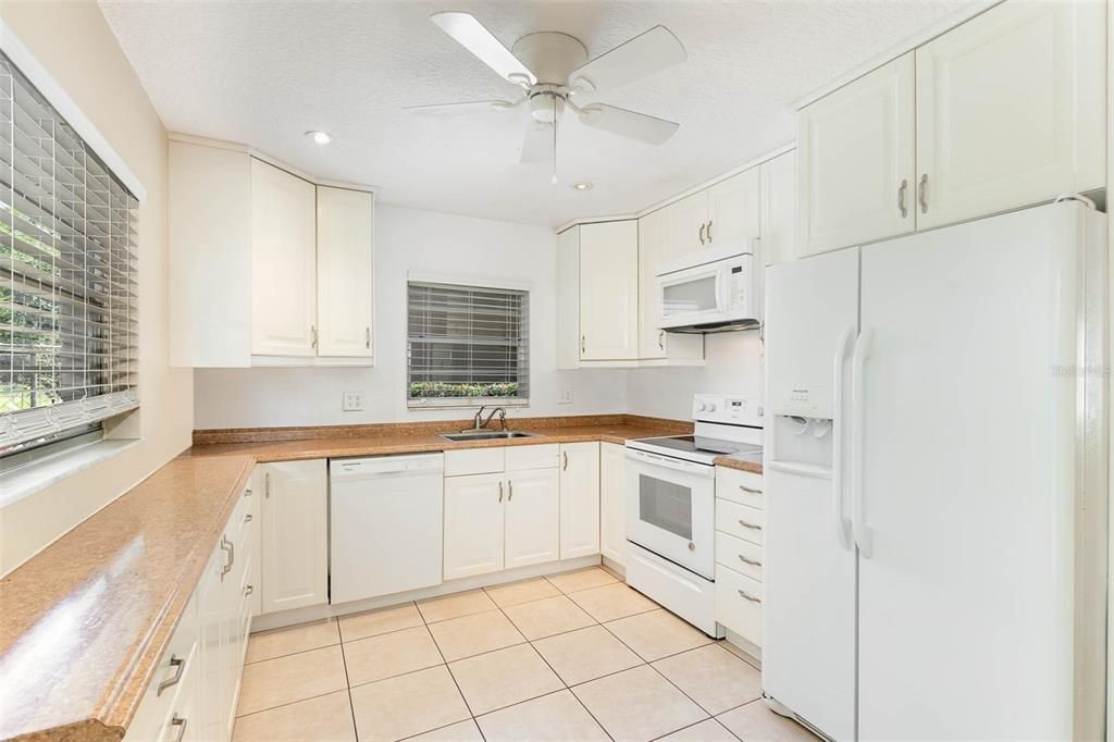 В аренду: $2,200 (4 спален, 2 ванн, 1373 Квадратных фут)