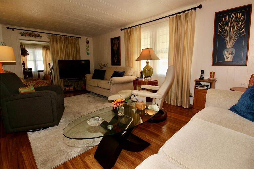 For Sale: $149,900 (2 beds, 2 baths, 1344 Square Feet)