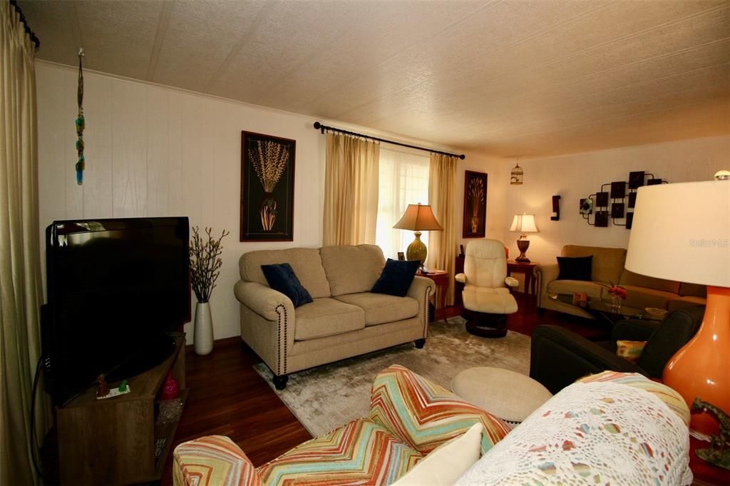 For Sale: $149,900 (2 beds, 2 baths, 1344 Square Feet)