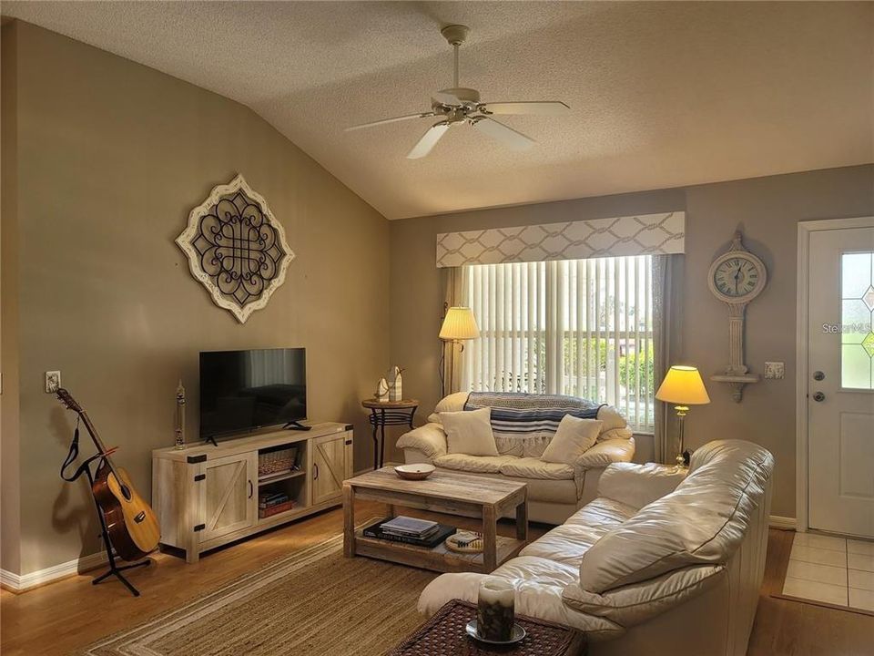 В аренду: $1,600 (3 спален, 2 ванн, 1392 Квадратных фут)