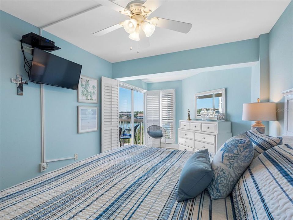 For Sale: $715,000 (2 beds, 2 baths, 1125 Square Feet)