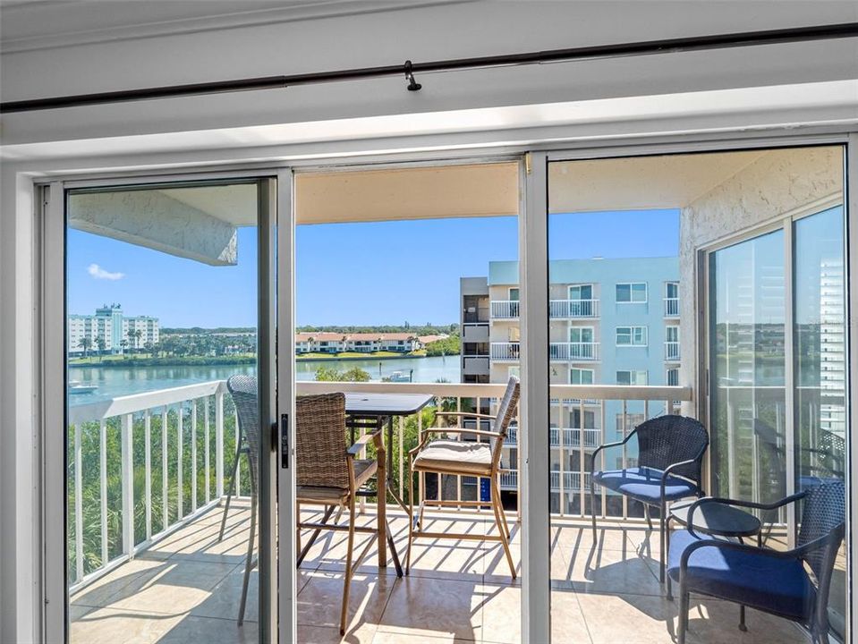 For Sale: $715,000 (2 beds, 2 baths, 1125 Square Feet)