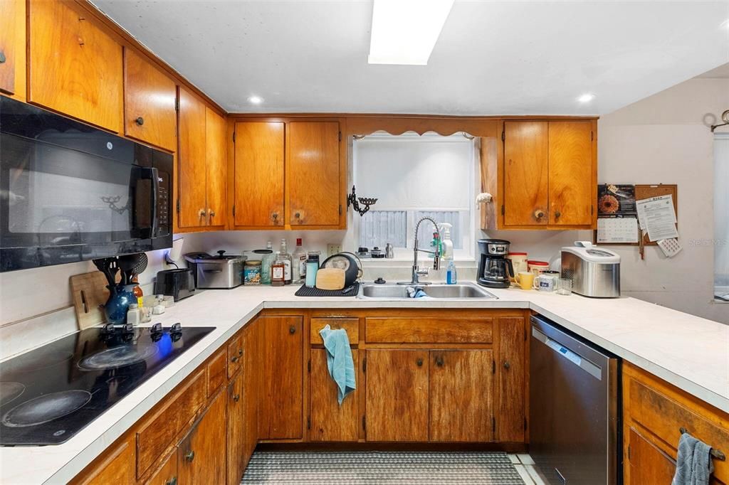 For Sale: $295,000 (3 beds, 2 baths, 1439 Square Feet)