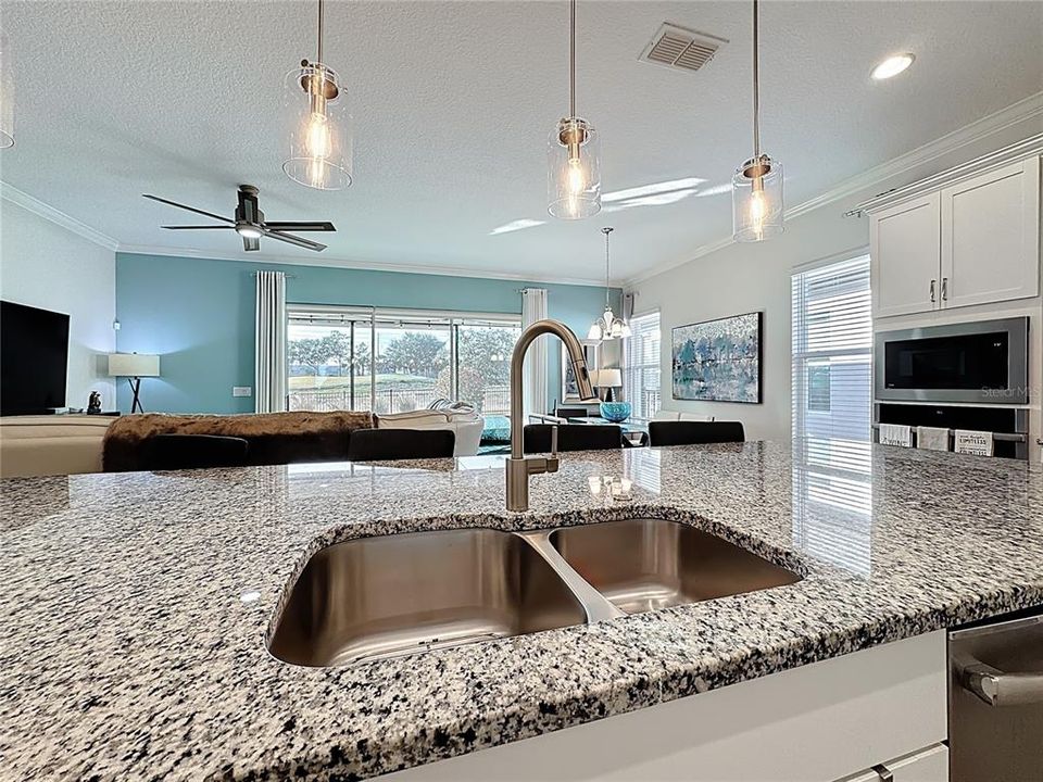 出租: $3,200 (3 贝兹, 2 浴室, 1970 平方英尺)