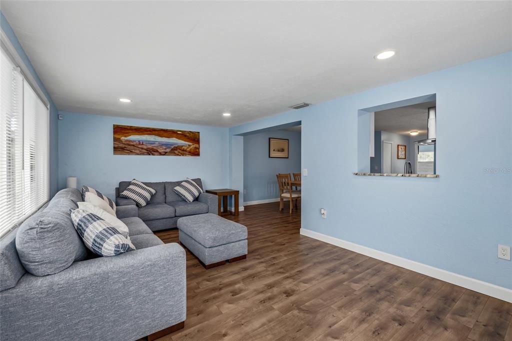 待售: $579,900 (4 贝兹, 2 浴室, 2168 平方英尺)