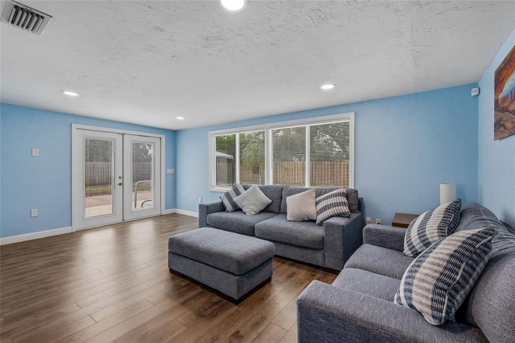 待售: $579,900 (4 贝兹, 2 浴室, 2168 平方英尺)